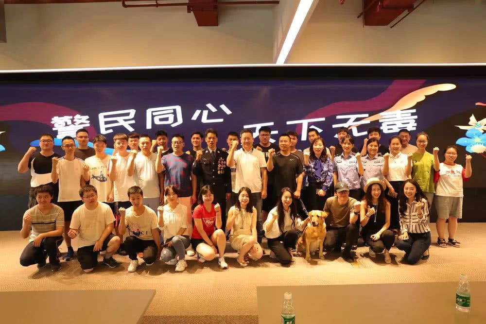 公安楷模和警营漫画家同框，就是为了做这件好事！